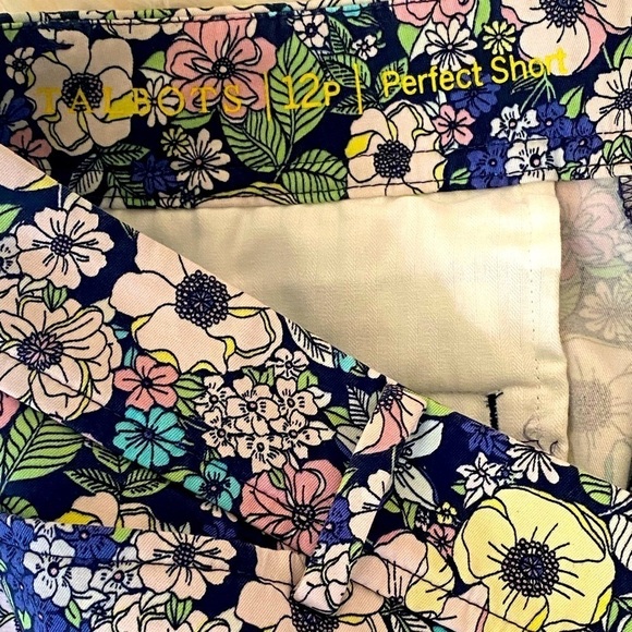 TALBOTS Floral Shorts “THE PERFECT SHORTS” 19” Length Women’s Size 12P Pockets - Picture 7 of 10